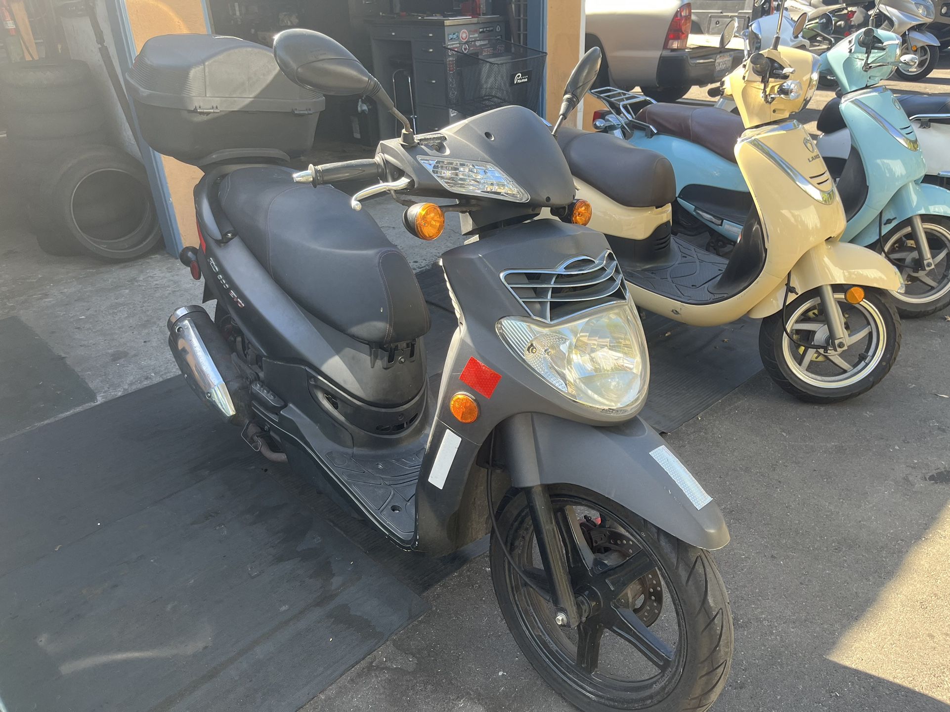 SYM HD200 Scooter