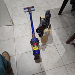 Dyson v7 fluffy w/ Accessories & Wall Charger