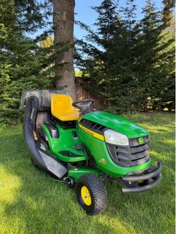 John Deere D130 riding mower lawnmower with bagger