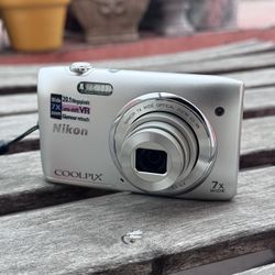 Vintage Nikon Coolpix S3500 