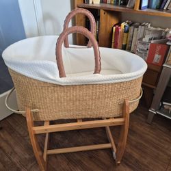 Design Dua Bilia Bassinet