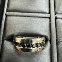 10Kwg Men’s Ring w/ Black Stones (Size 10) (Approximately 11.16Grams) 