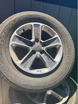Jeep wrangler tires and oem rims 17 inch