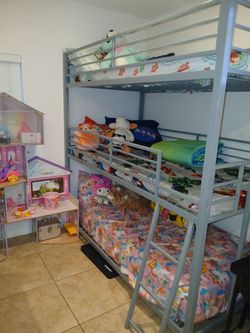 Triple bunk bed