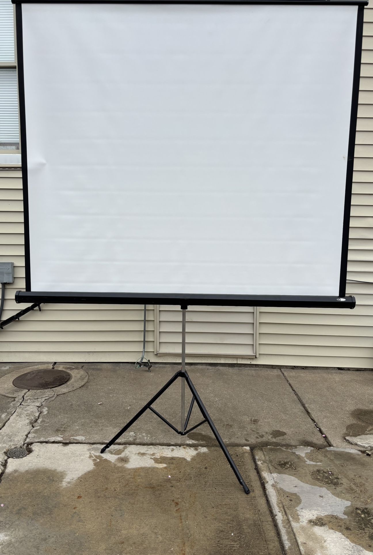Portable Projector Screen 66x68”