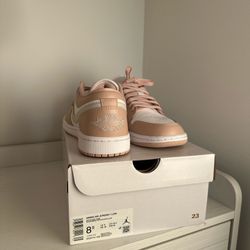 BNIB Nike Women’s 8.5