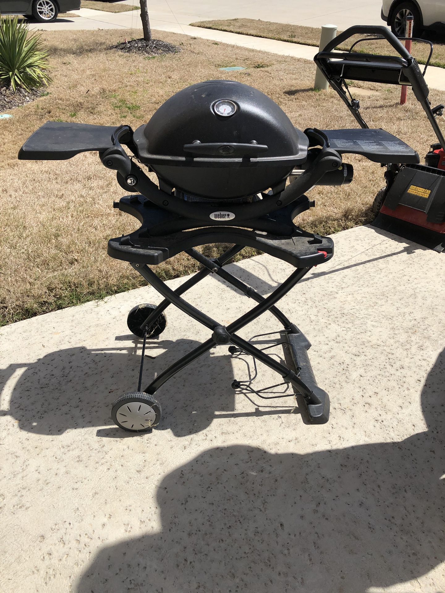 Portable Weber propane grill with cover