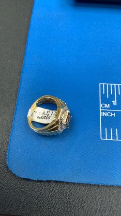 Gold ring with diamonds