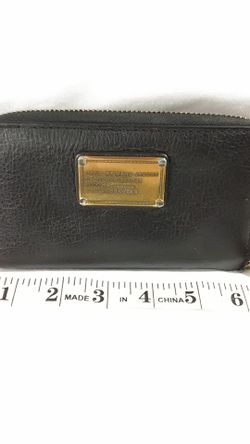 Marc By Marc Jacobs GORGEOUS Wrist Wallet 6x3x1 Black Pebble Bi-Fold Wallet Pre-owned Gold Embossed Plate