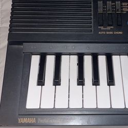 Yamaha PSS 560 Portable Keyboard/Synthesizer