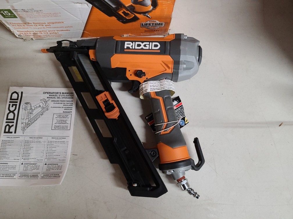 RIDGID 15-Gauge 2-1/2 in. Angled Finish Nailer with CLEAN DRIVE Technology, Tool Bag, and Sample Nails