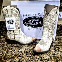 Woman's boots brand new.