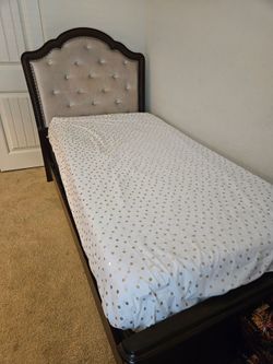 Upholstered headboard twin bed