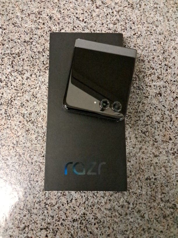 UNLOCKED ,MOTOROLA RAZOR ,24, 256 GB