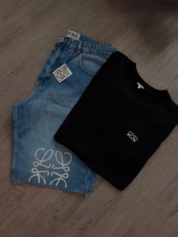 Outfit verano: camiseta negra + Short de Jean azul LOEWE