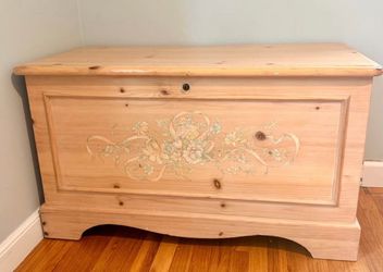 Vintage Lane Cedar Chest / Hope Chest – Solid Cedar