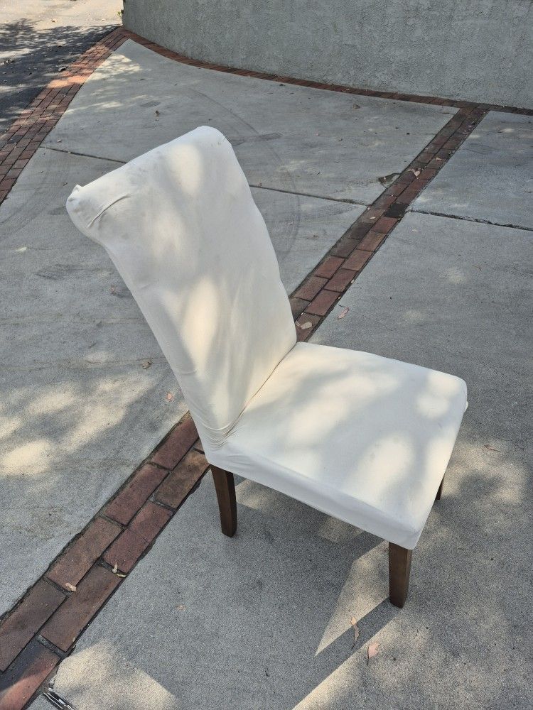 4 Dinning Chairs With Cover Great Condition