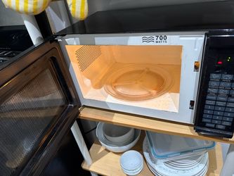 700 Watt Sunbeam Countertop Microwave