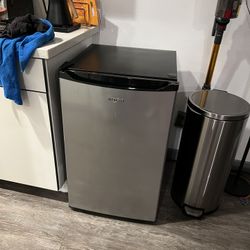 Mini Fridge Whirlpool 4.3 Cubic Feet - Like New!