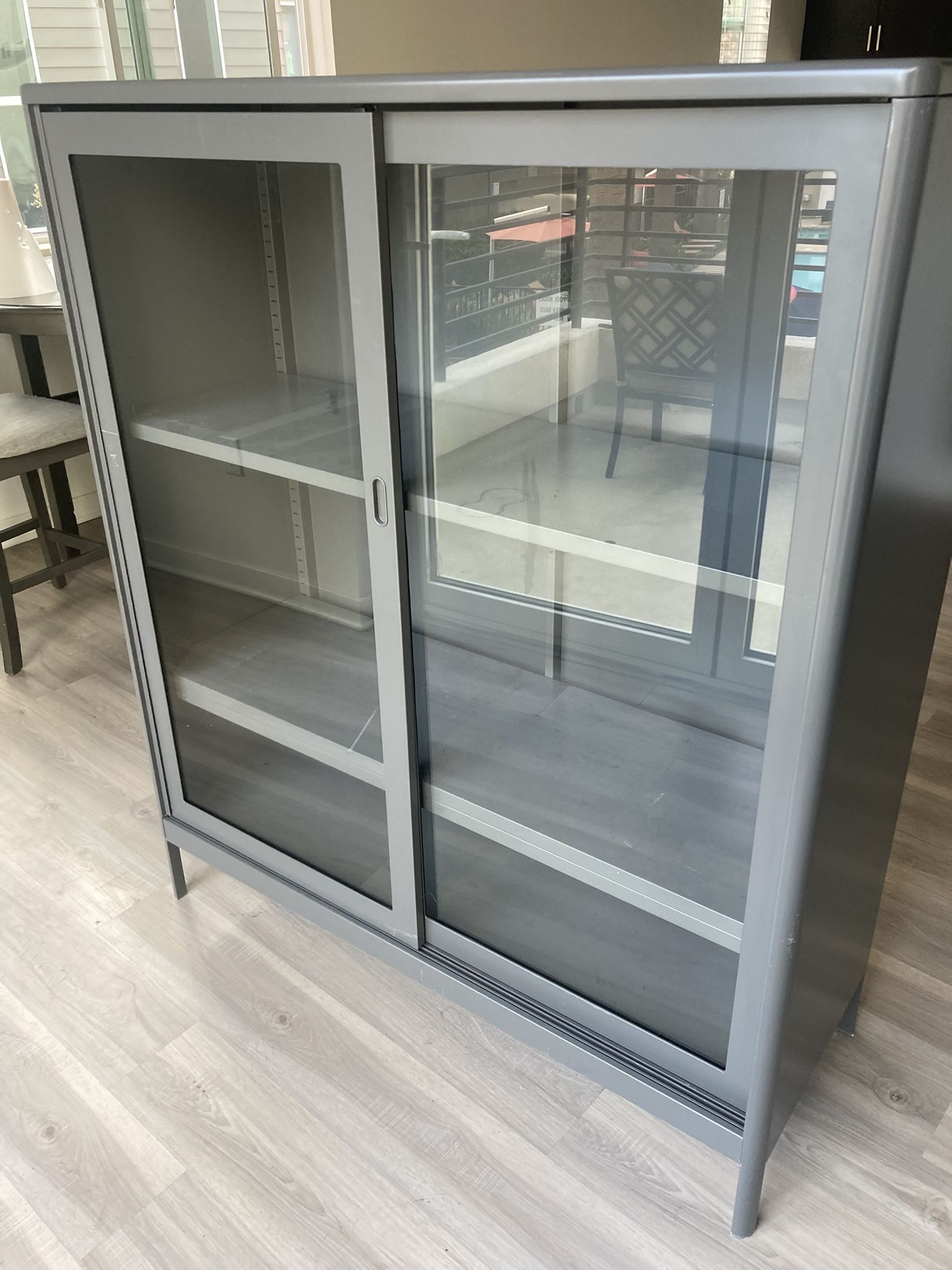 IDΓ
SEN IKEA Glass Cabinet