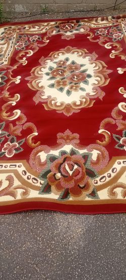 New 5/7 area rug thick and elegant