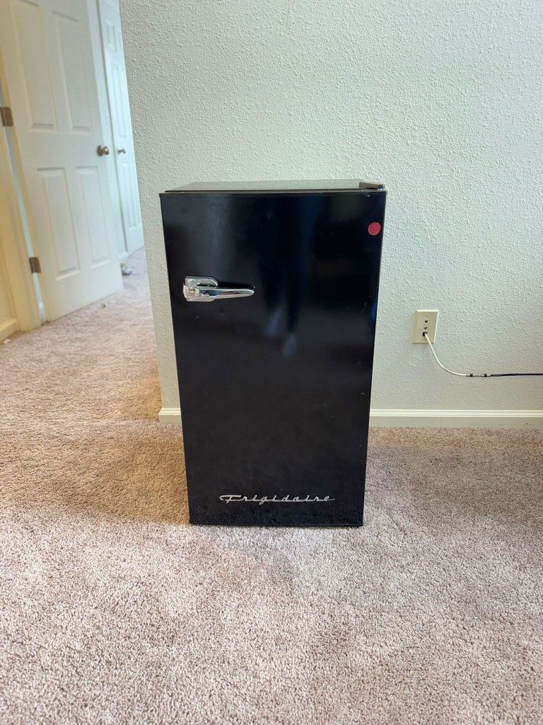 Frigidaire 3.2 Cu Ft Eraser Board Mini Fridge
