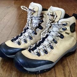 WOMENS HIKING BOOTS