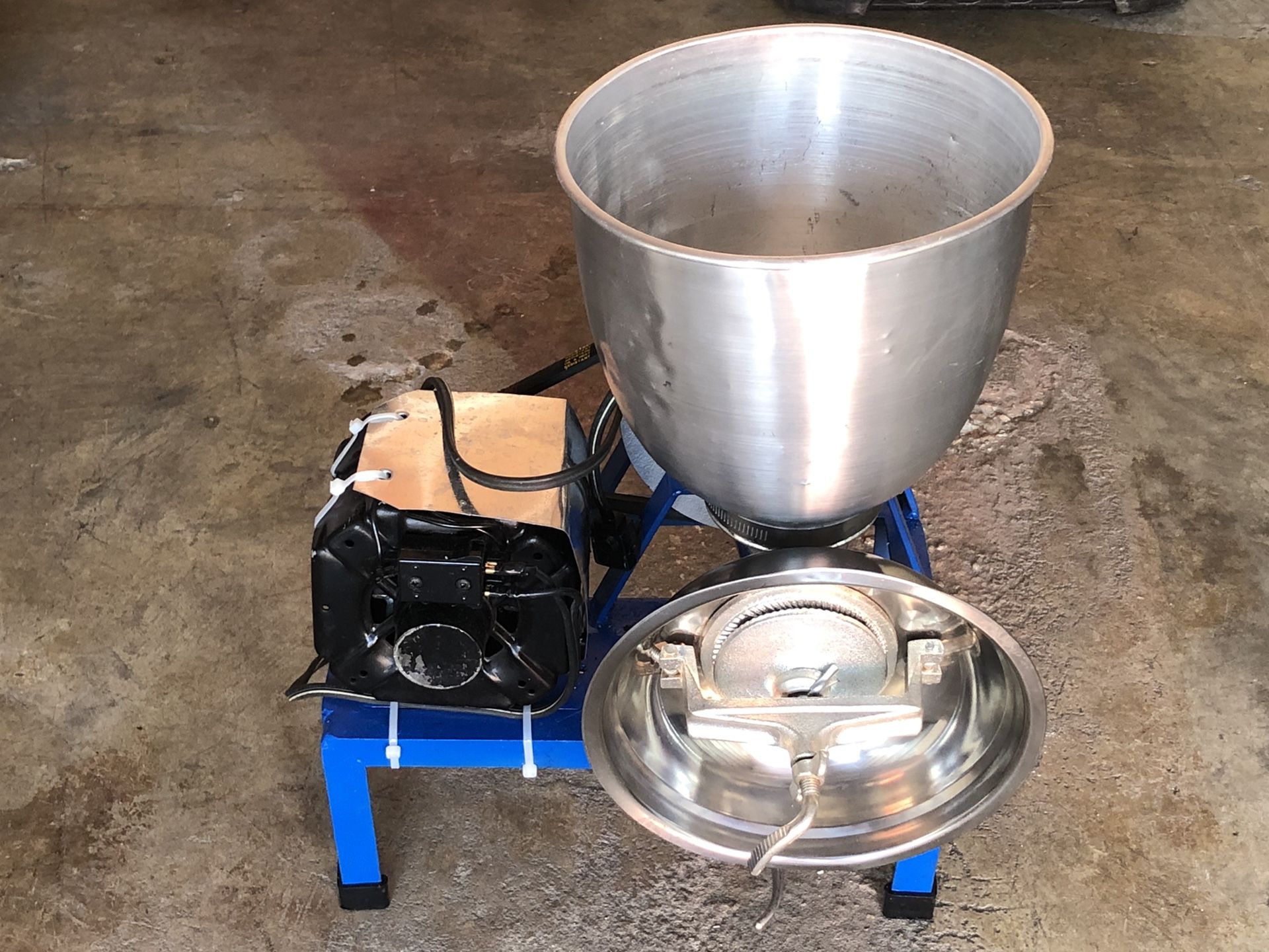 Electric corn Grinder / Molino de maiz eléctrico