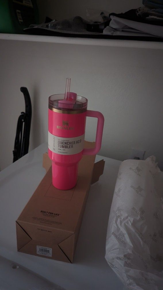 Stanley Adventure Quencher Travel Tumbler Aqua 40oz Brand New for Sale in  Queens, NY - OfferUp