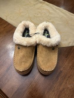 Men's Baro Energy Return Clog House Shoe Slipper features microsuede uppers and a faux shearling li