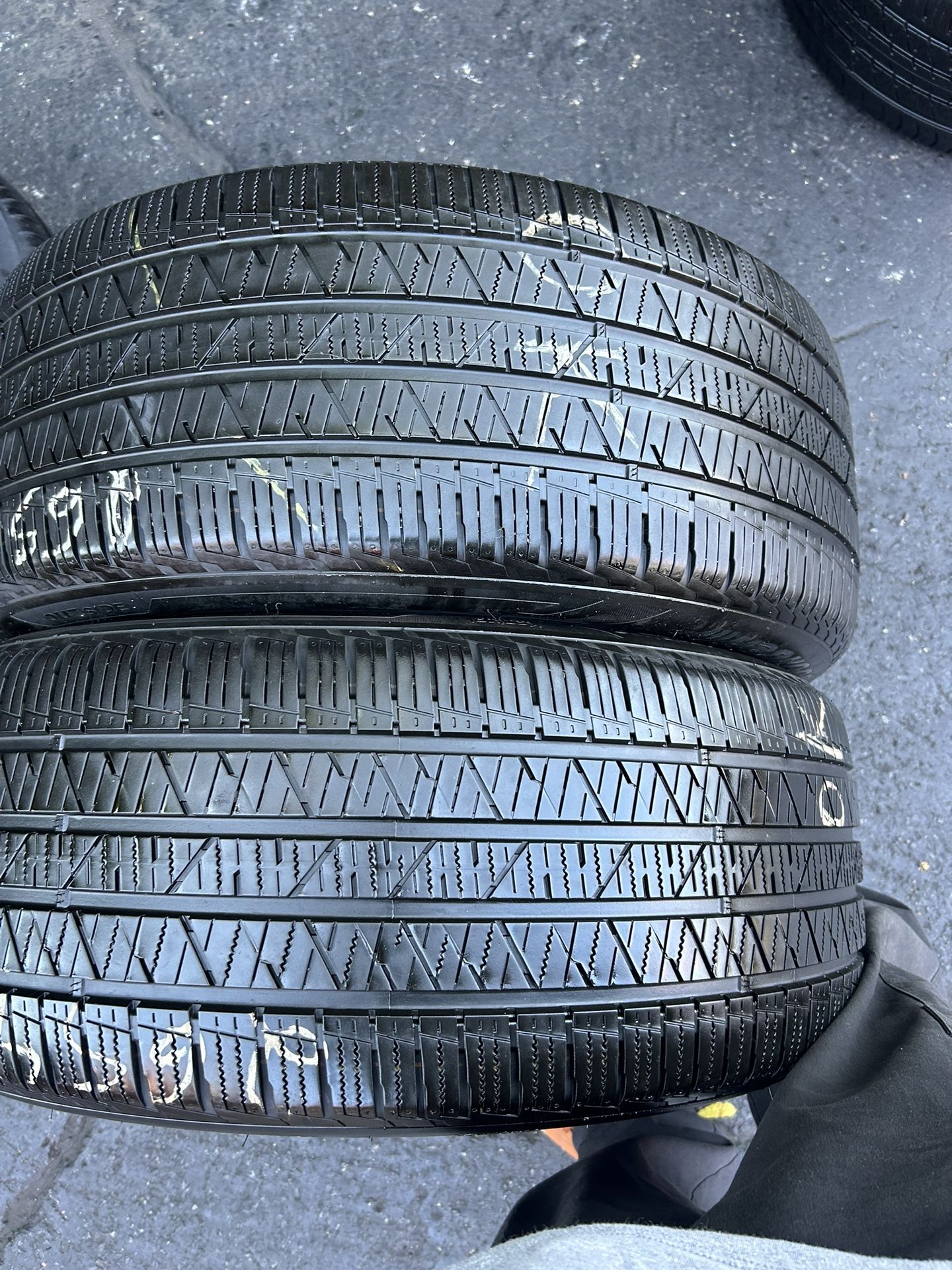 Tengo un par de llantas en muy buenas condiciones marca Hankook 265 45R21 instalación y balanceó por el mismo precio
