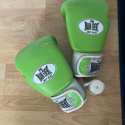 KICKBOXING/ BOXING GLOVES - FREE WRAPS 