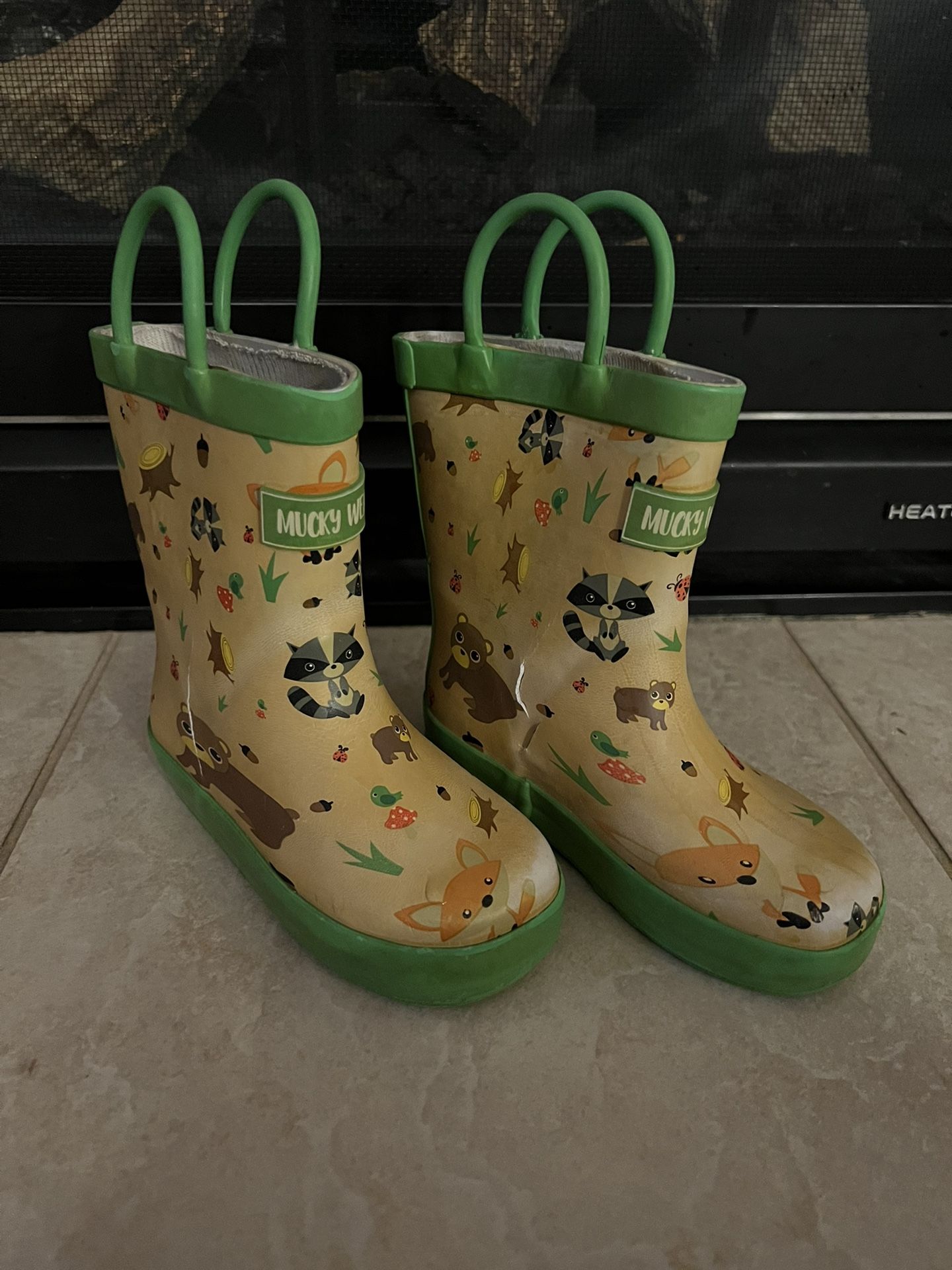 Mucky Wear Rain Boots Size 6 Kids