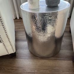 Accent round end table