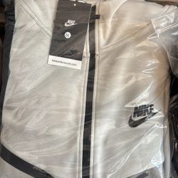 LARGE NIKE TECH ALL SIZES AN COLORS