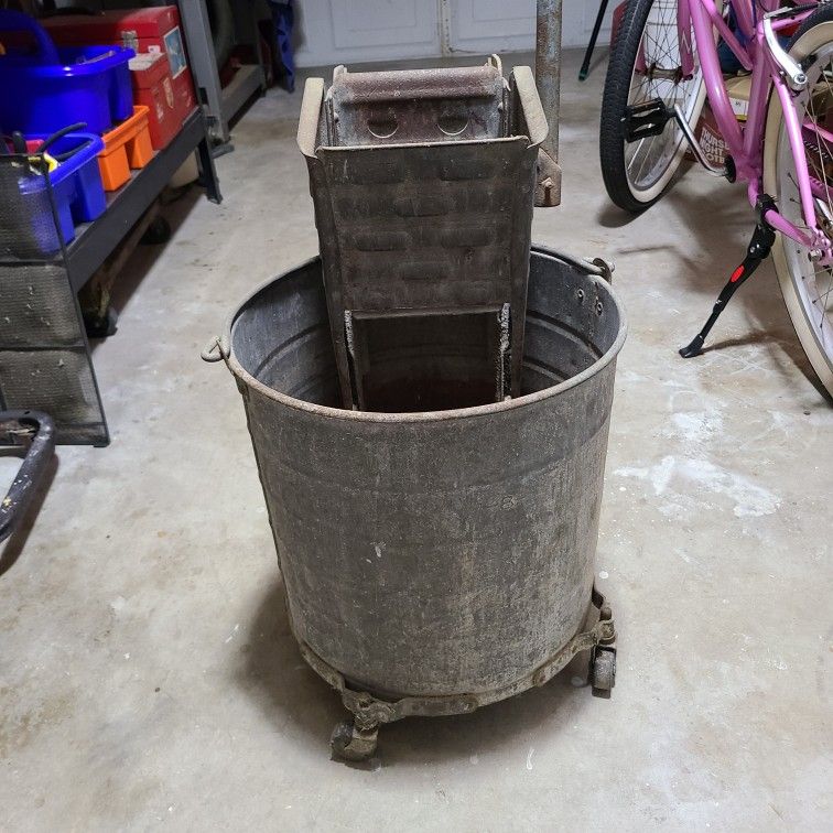 GALVANIZED STEEL BUCKET AND WRINGER