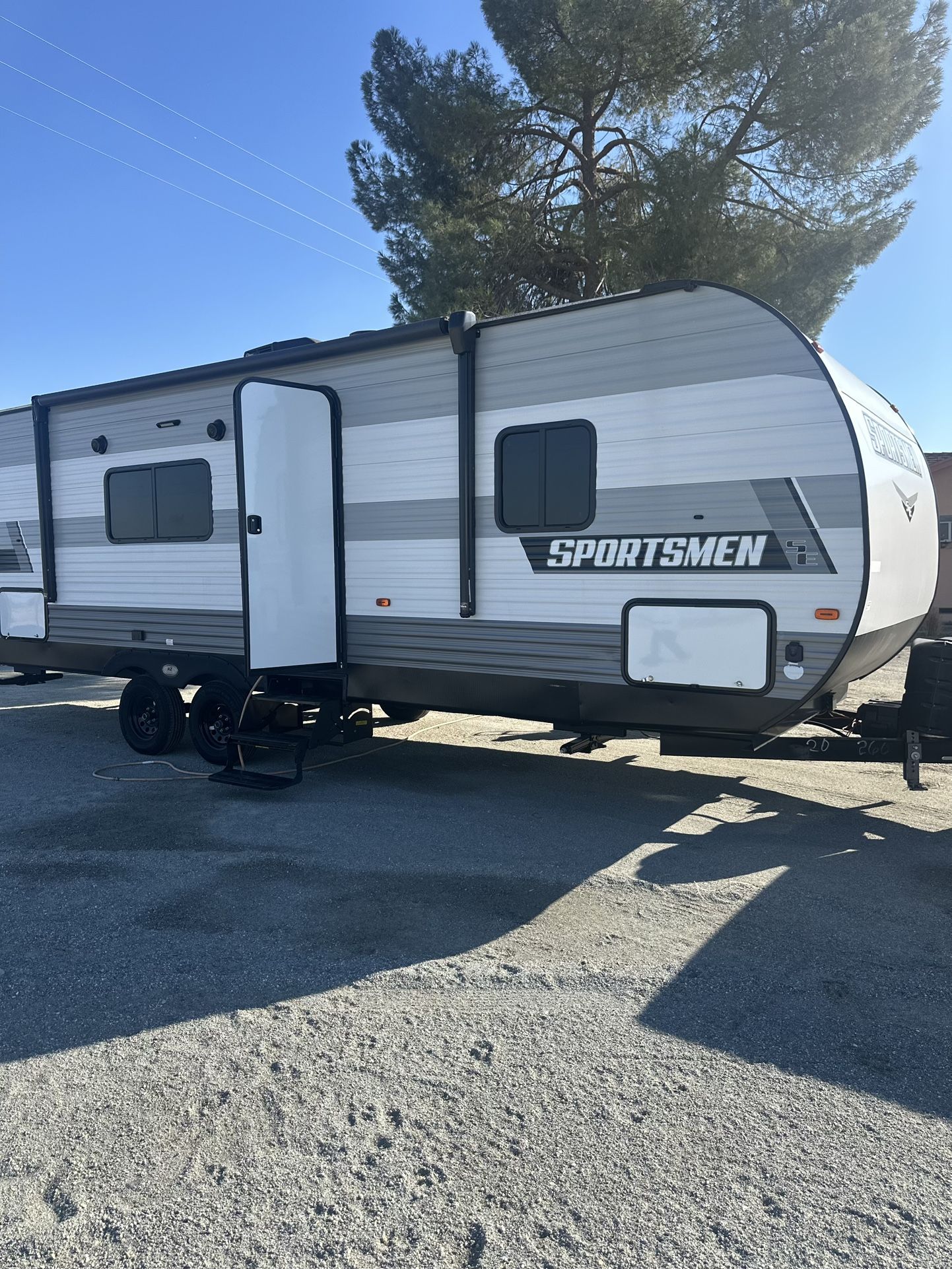 RV TRAILER