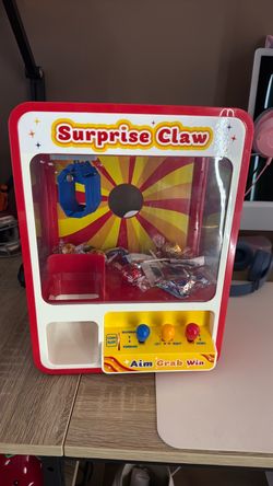Surprise claw toy