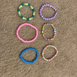 6 Bracelets.     2$
