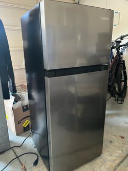 Vissani Mini Refrigerator like new 4.5cu ft, with top freezer, 44.8in height