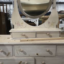 Thomasville Vintage Dresser With Mini Hutch 
