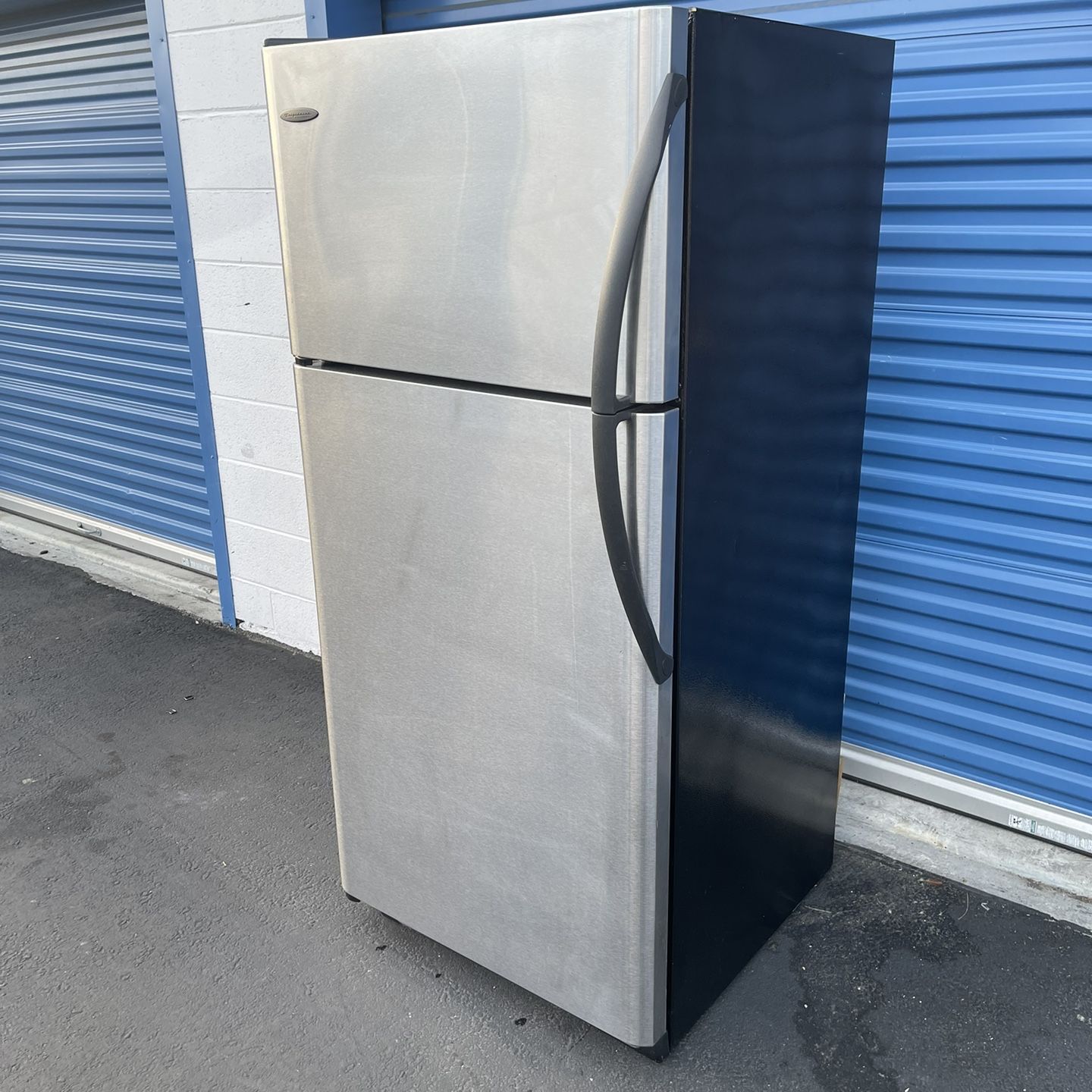 REFRIGERATOR Frigidaire TOP FREEZER w/ ICE MAKER w/ WARRANTY *Free Delivery* REFRIGERADOR Hielera 