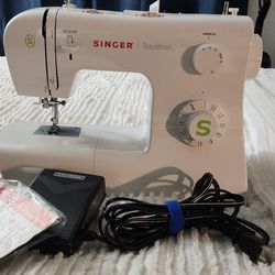 SINGER TRADITION SEWING MACHINE