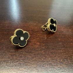 New Van Cleef 14k yellow gold Earrings -black Onyx