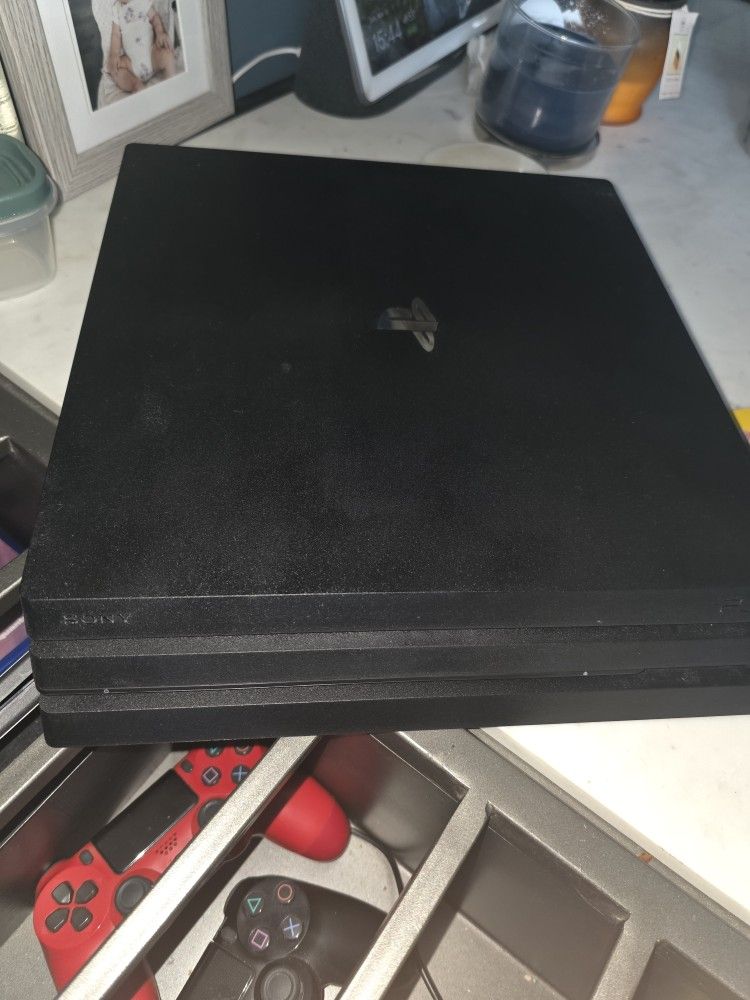 PS4 Pro 1TB + 2 Controllers + 9 Games
