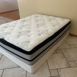 Hampton and Rhodes Ultra Plush Queen Mattress