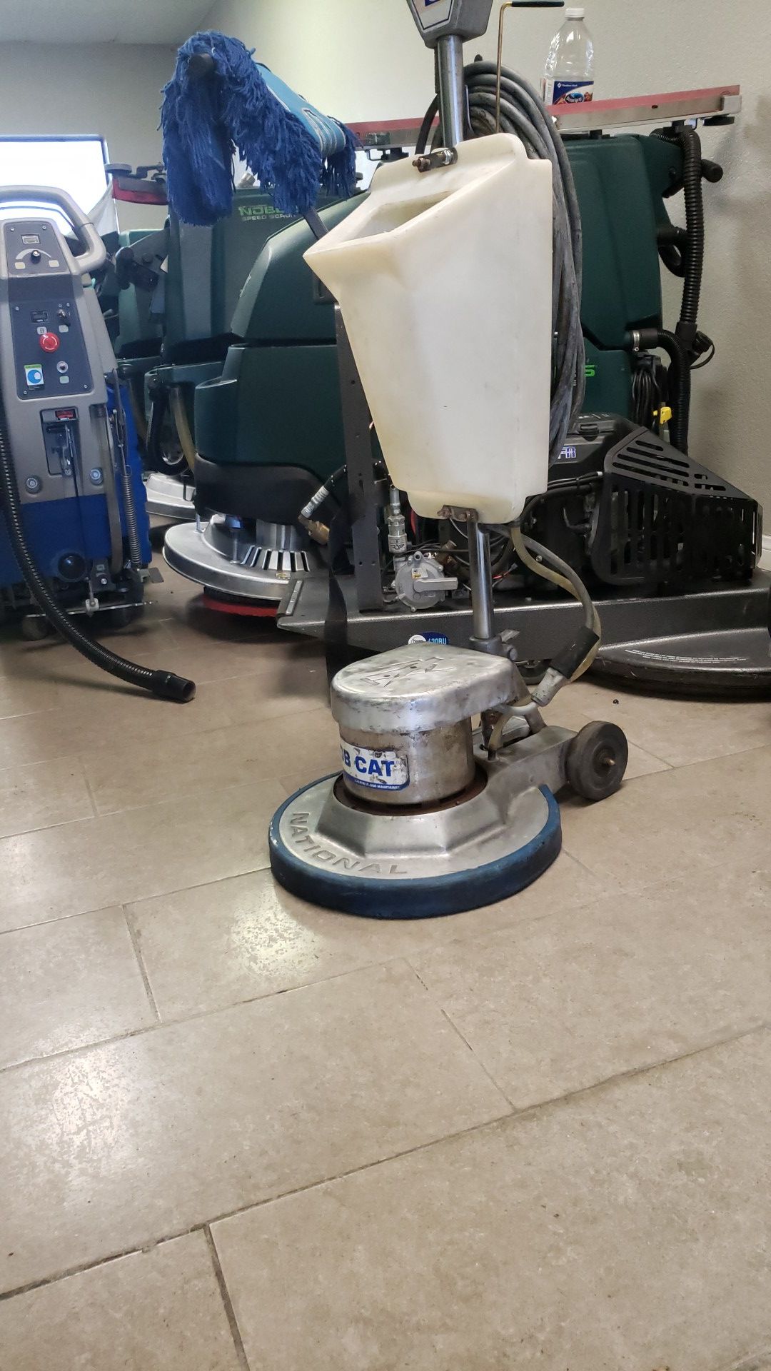 Floor scrubber nacional 17"