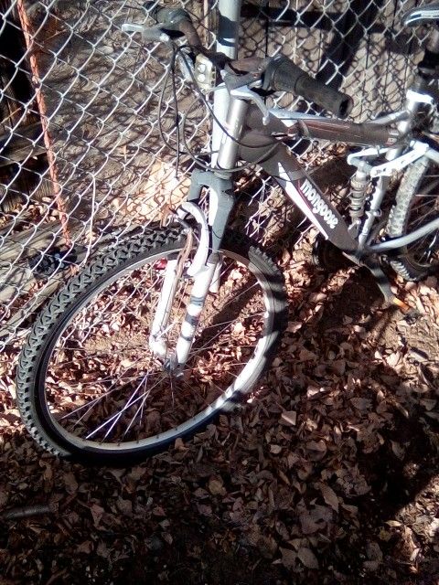 Mongoose Ledge 2.1 Mens Mountain Bike