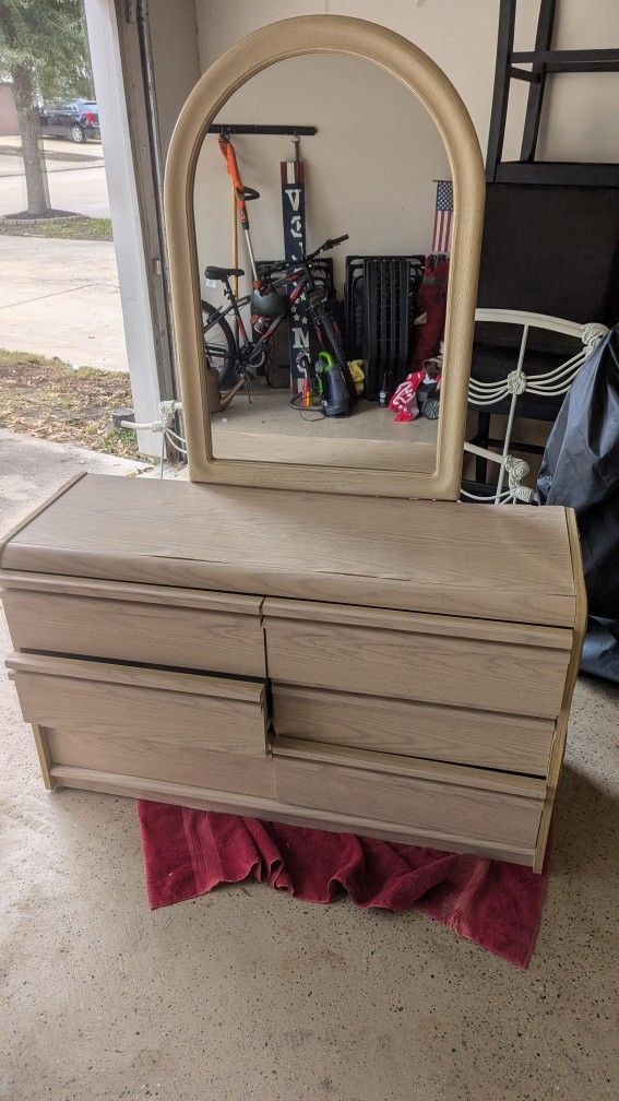 Dresser With Mirror