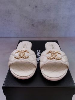 Chanel 2023 Ivory White Quilted Leather Gold CC Slide Flats Mules Sandals  US6-8 for Sale in Diamond Bar, CA - OfferUp